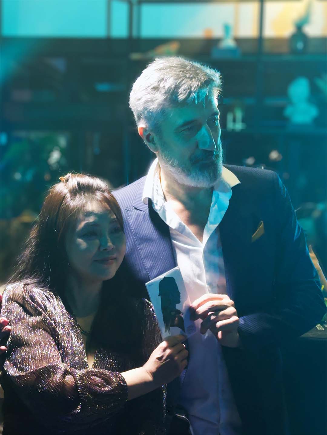 Invitada recibiendo su silueta recortada a mano — entretenimiento artístico en directo para eventos